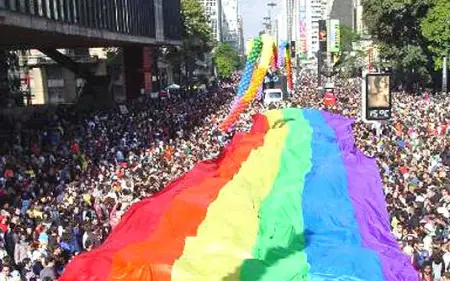 Parada do Orgulho Gay com milhões de pessoas na Paulista